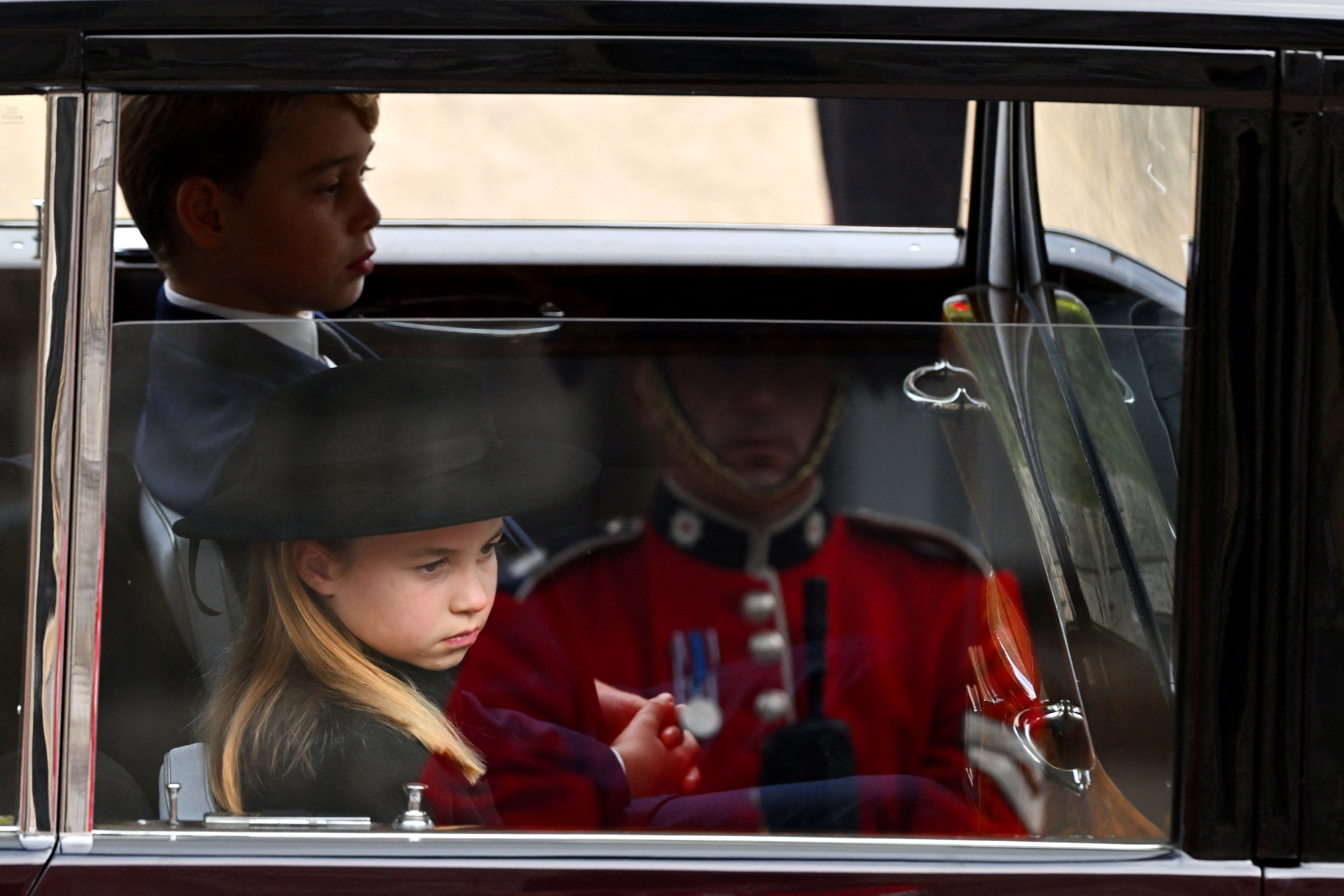 ▲▼夏綠蒂公主、喬治王子出席19日女王國葬儀式。（圖／路透）