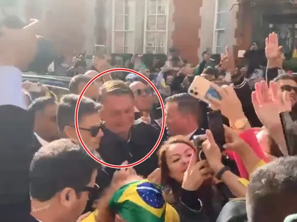 ▲▼巴西總統波索納洛抵達倫敦，支持者蜂擁而上。（圖／翻攝自推特）