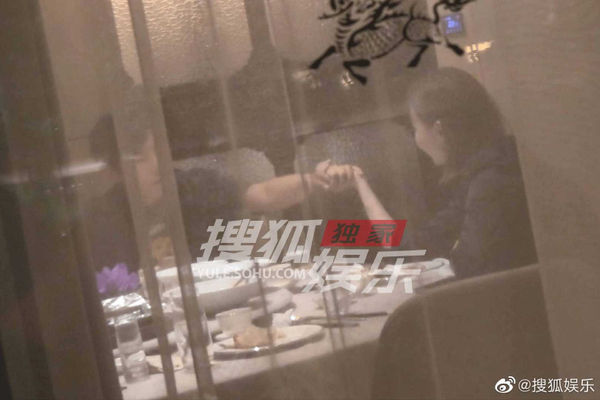 《搜狐娛樂》拍到秦昊與一名女子餐桌上握手。（圖／翻攝自搜狐娛樂微博）