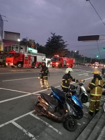 ▲▼疑加油站漏油！台東整條馬路氣爆，10幾輛消防車衝現場。（圖／翻攝自記者爆料網）