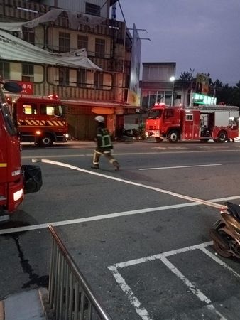 ▲▼疑加油站漏油！台東整條馬路氣爆，10幾輛消防車衝現場。（圖／翻攝自記者爆料網）