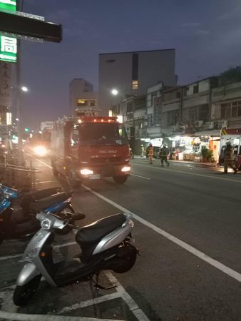 ▲▼疑加油站漏油！台東整條馬路氣爆，10幾輛消防車衝現場。（圖／翻攝自記者爆料網）