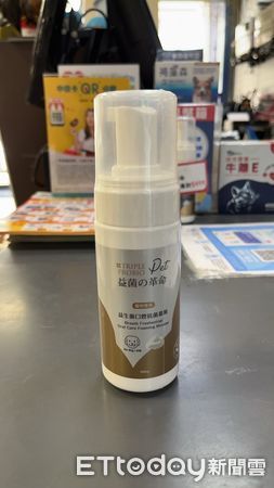 ▲益菌革命益生菌口腔慕斯味道香甜，深受豆奶的喜愛。（圖／東森寵物雲台中大里店提供）。