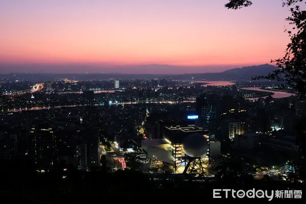 ▲劍潭山登山步道「微風平台」夕陽。（圖／記者彭懷玉攝）