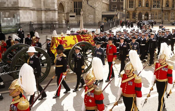 ▲▼ 英國女王國葬儀式結束，靈柩繞行倫敦最後巡禮。（圖／路透）