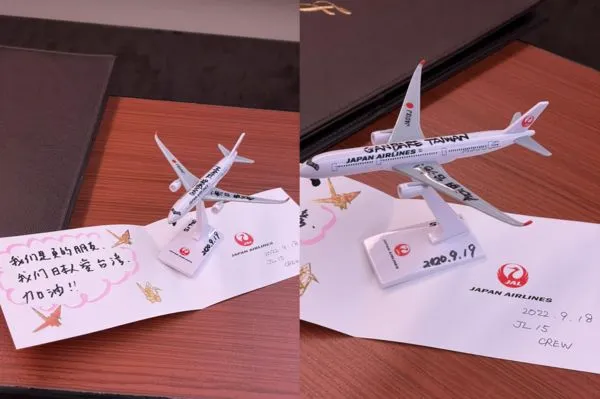 ▲▼網友在日本航空飛機上收到空服員暖心問候卡片和飛機模型。（圖／高睿騰授權提供，請勿翻攝）