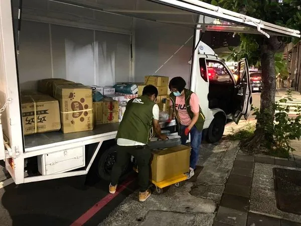 ▲▼芥菜種會社工在花蓮縣玉里鎮關懷受災家庭，食物銀行轉運車裝備物資前往花蓮受災區。（圖／記者林育綾攝）