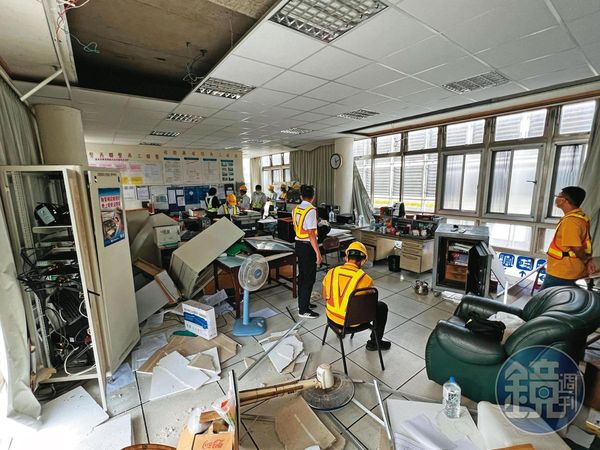 台鐵東里站辦公室因強震造成天花板掉落、大量物品砸落在地。