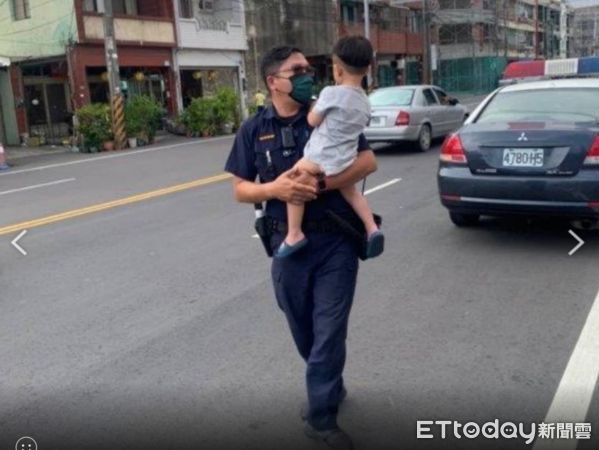 ▲東港警分局東港派出所巡佐曾仁宏、警員廖家豪幫助2歲童找到阿嬤             。（圖／記者陳崑福翻攝，下同）