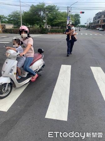 ▲東港警分局東港派出所巡佐曾仁宏、警員廖家豪幫助2歲童找到阿嬤             。（圖／記者陳崑福翻攝，下同）