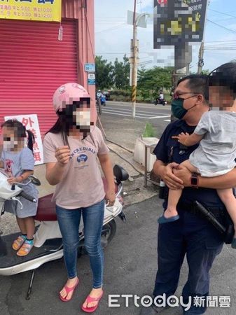 ▲東港警分局東港派出所巡佐曾仁宏、警員廖家豪幫助2歲童找到阿嬤             。（圖／記者陳崑福翻攝，下同）