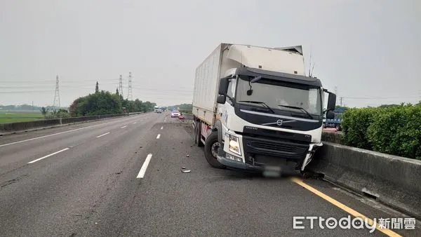 ▲國道1號南向254.1公里處，發生大貨車爆胎失控撞擊內側護欄後停於內側車道，所載運桶裝潤滑油，於撞擊後掉落至中央分隔帶內及北向車道破裂漏油，及3小客車追撞。（圖／記者林悅翻攝，下同）