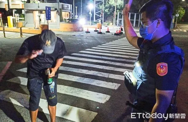 ▲陳姓男子超商店內買醉，員警勸導。（圖／大園警分局提供）