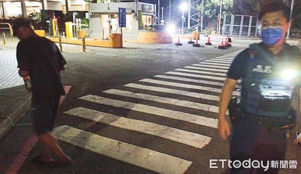 ▲並護送他返回宿舍。（圖／大園警分局提供）