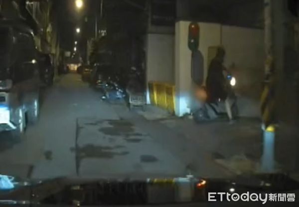 ▲彭姓男子酒後騎車拒檢竄逃，遇此路不通。（圖／桃園警分局提供）