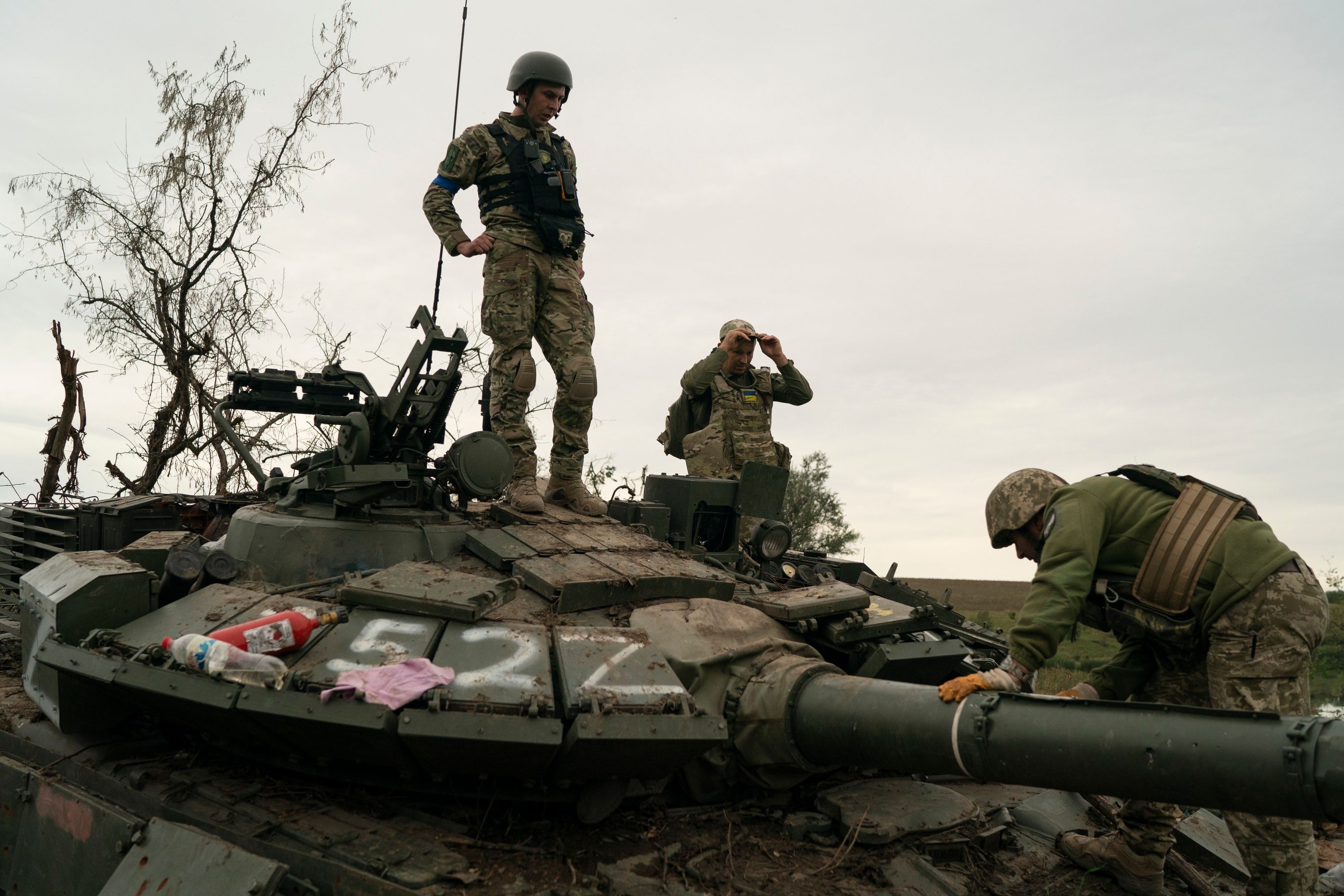 ▲▼烏克蘭軍收復哈爾科夫後站在俄羅斯坦克上。（圖／路透）