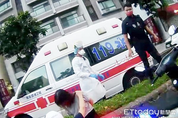 ▲桃園市龜山警分局員警追捕拒絕攔查女通緝犯，越區至新北市鶯歌區中正路攔獲，員警將2女拉下車受檢，並找來救護車送醫。（圖／記者沈繼昌翻攝）