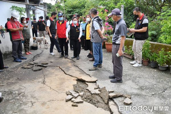 ▲花蓮玉里卓富大橋遭震裂，猶如在橋面開了一條水溝，已禁止15噸以上大客車通行。（圖／花蓮縣政府提供，下同）