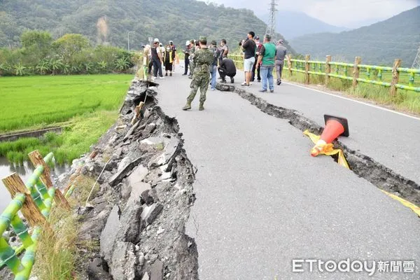 ▲花蓮玉里卓富大橋遭震裂，猶如在橋面開了一條水溝，已禁止15噸以上大客車通行。（圖／花蓮縣政府提供，下同）