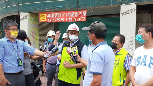 ▲▼高雄鹽埕區五福四路建物傾斜，市府立即啟動安全鑑定。（圖／記者賴文萱翻攝）