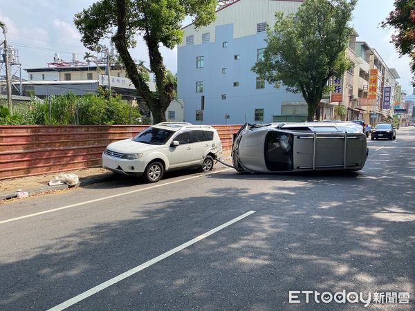 ▲6旬男子因身體不適擦撞路邊停放車輛後翻車，警消及時救援送醫無大礙。（圖／記者高堂堯翻攝）