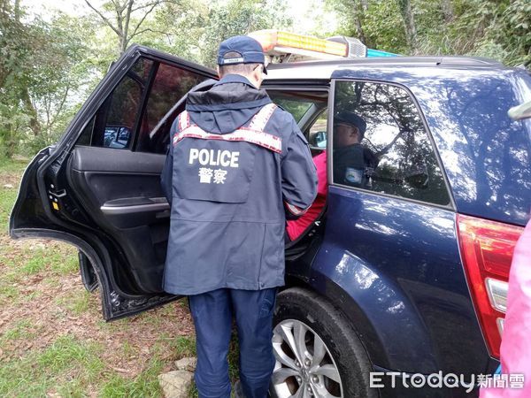 ▲▼女遊客19日在觀霧大鹿林道騎乘腳踏車摔車肋骨骨折，警用吉普車接駁傷者就醫。（圖／記者蔡文淵翻攝）