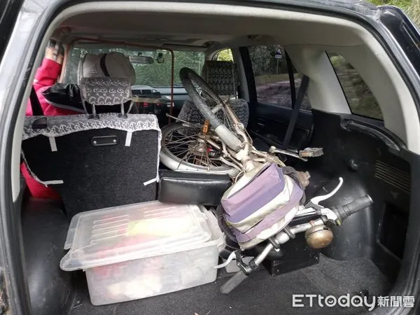 ▲▼女遊客19日在觀霧大鹿林道騎乘腳踏車摔車肋骨骨折，警用吉普車接駁傷者就醫。（圖／記者蔡文淵翻攝）