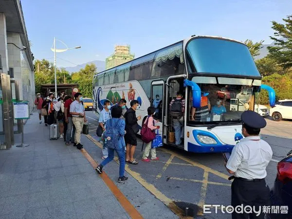 ▲▼台鐵受地震影響花東停駛，改類火車客運疏運。（圖／記者李姿慧翻攝）