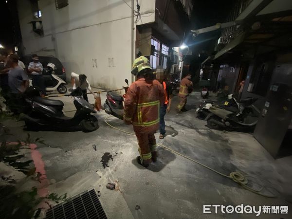 ▲汐止驚傳有歹徒丟汽油彈燒毀一輛機車，警方事後逮捕涉案李姓犯嫌。（圖／記者張君豪翻攝）