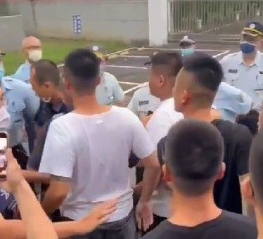 ▲台南二監20日下午發生群眾迎接假釋出獄男子，與監獄管理員發生推擠衝突。（圖／民眾提供，下同）