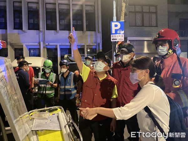 ▲▼ 新北火警，侯友宜親赴現場關懷    。（圖／新北市府提供）