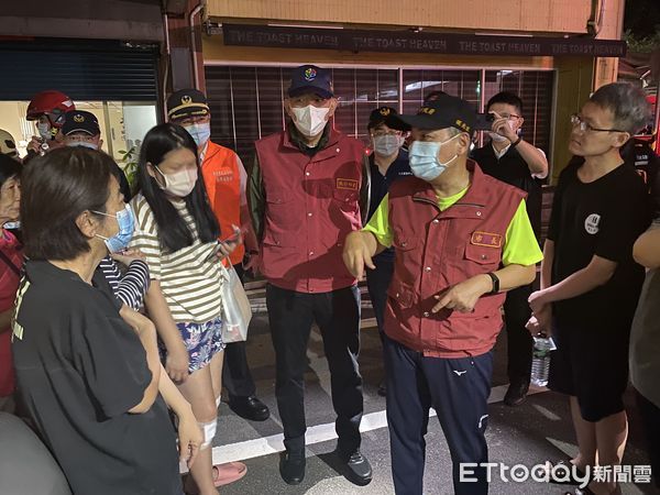 ▲▼ 新北火警，侯友宜親赴現場關懷    。（圖／新北市府提供）