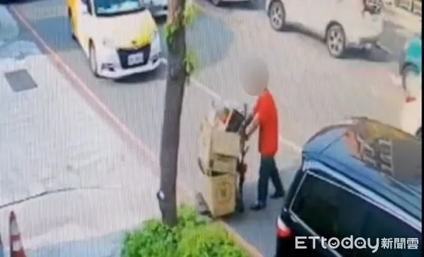 ▲紅衣徐姓男子推著裝著紙箱推車，當街而過。（圖／桃園警分局提供）