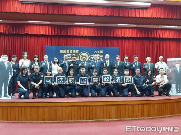 ▲▼台灣高等法院111年逗陣遶法院，司法院長許宗力與藝人許效舜。（圖／記者吳銘峯攝）