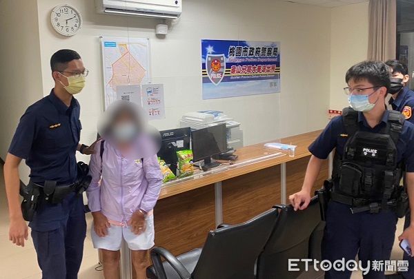 ▲暖警拚湊阿嬤姓名和住處，通知家屬領回。（圖／桃園警分局提供）