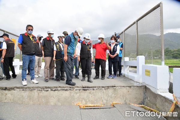 ▲▼連續強震造成花蓮聯外道路與橋樑遭受嚴重破壞，縣長徐榛蔚率領結構技師與建築團隊逐一勘查，討論最佳修復方案。（圖／花蓮縣政府提供，下同）