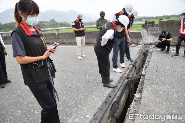 ▲▼連續強震造成花蓮聯外道路與橋樑遭受嚴重破壞，縣長徐榛蔚率領結構技師與建築團隊逐一勘查，討論最佳修復方案。（圖／花蓮縣政府提供，下同）