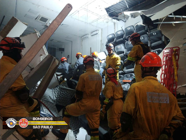 ▲▼巴西倉庫倒塌造成9人死亡。（圖／路透）