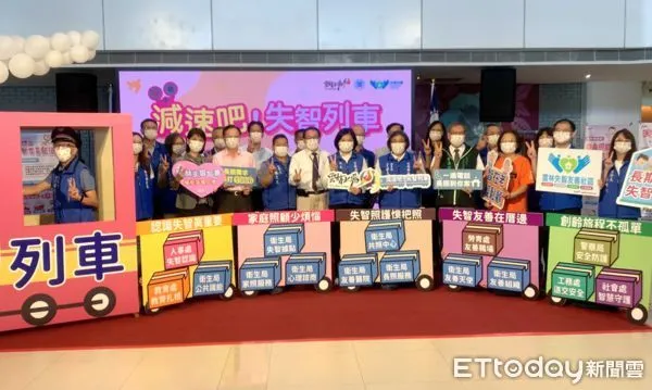 ▲社會處新推出電話QR碼水洗標籤可縫製衣服，守護長者不迷途。（圖／記者蔡佩旻攝）