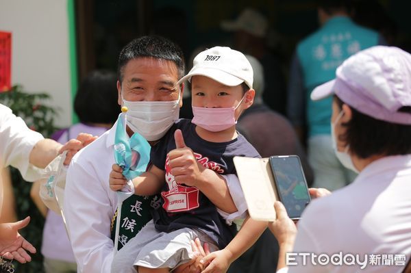 ▲▼苗栗縣長參選人徐定禎21日於頭份成立競選總部，太太及女兒同框現身，是徐定禎最強後盾。（圖／徐定禎競選團隊提供）
