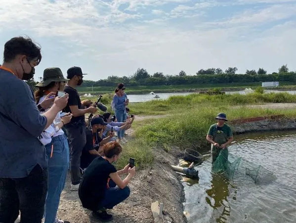 ▲「竹魚水產」許老闆帶領大家認識養殖池及烏魚子製程。（圖／新竹市政府提供）