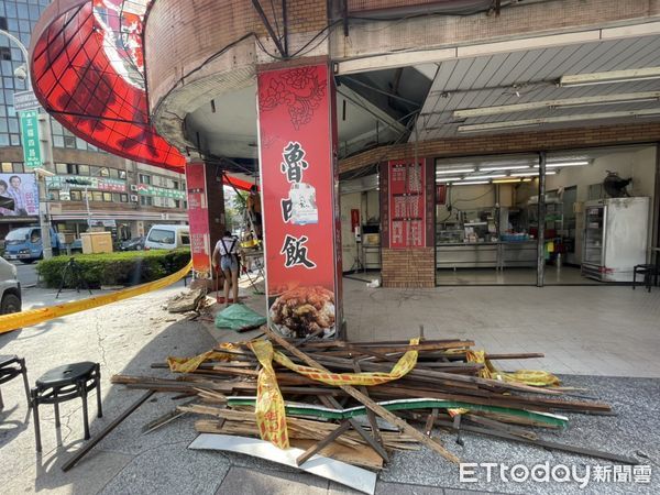 ▲▼高雄鹽埕區五福四路上的「庄腳因仔」火雞肉飯21日上午發生天花板瞬間塌。（圖／記者許展溢攝）