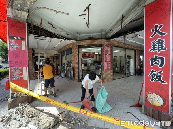 ▲▼高雄鹽埕區五福四路上的「庄腳因仔」火雞肉飯21日上午發生天花板瞬間塌。（圖／記者許展溢攝）