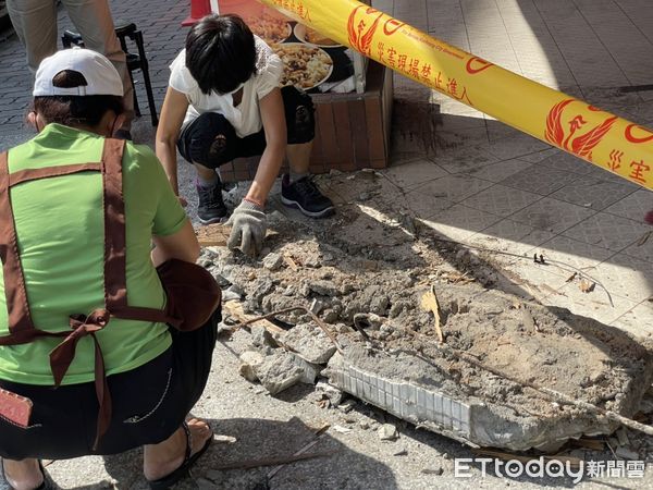 ▲▼高雄鹽埕區五福四路上的「庄腳因仔」火雞肉飯21日上午發生天花板瞬間塌。（圖／記者許展溢攝）