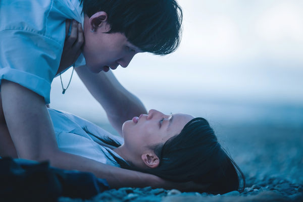 ▲▼《小藍》王渝萱與葉廷麒在約會的海邊礫灘上發生了人生中的第一次性愛。（圖／奇葩娛樂提供）