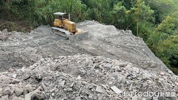 ▲▼偷倒廢棄物             。（圖／記者陳宏瑞攝）