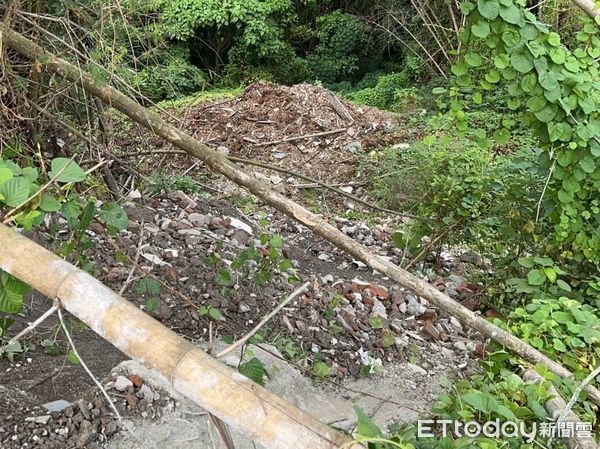 ▲▼偷倒廢棄物             。（圖／記者陳宏瑞攝）