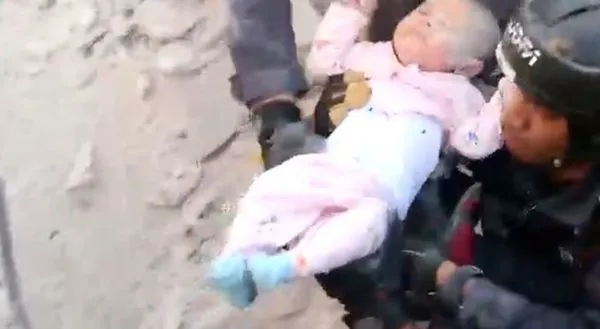 約旦4層公寓倒塌14死10傷　女嬰「活埋30小時」奇蹟獲救畫面曝光。（圖／翻攝自Twitter）