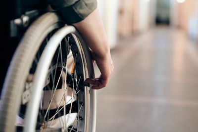 照顧員推輪椅害摔！身障女「腳趾骨外露」　基金會連帶判賠逾25萬