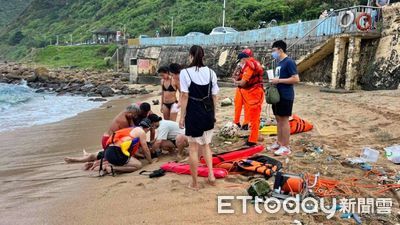 快訊／基隆父子大武崙沙灘戲水　父遭大浪捲外海...救起送醫不治